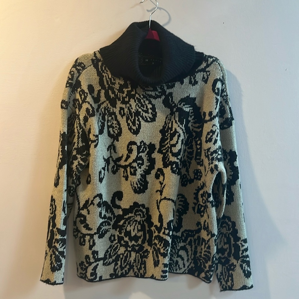 N Touch Oversized Sweater Size Medium Black & Taupe Great Condition